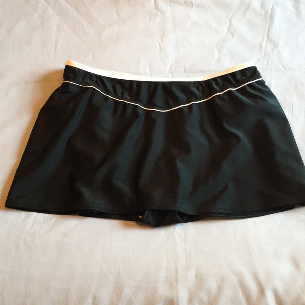 Adorable black and white swim skirt, excellent condition, size 16
